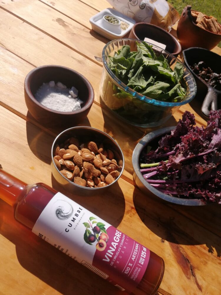 Evelaine y su bella familia elaboran vinagres biodinámicos en toneles de roble, mientras cabalgan bajo la luz de la luna