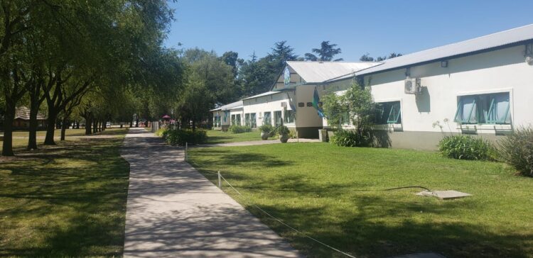 Florencia ansía que su hija comience las clases en una escuela agrotécnica de Tres Arroyos, pero cree que “los chicos siguen sin tener todo el derecho a la educación que se merecen”