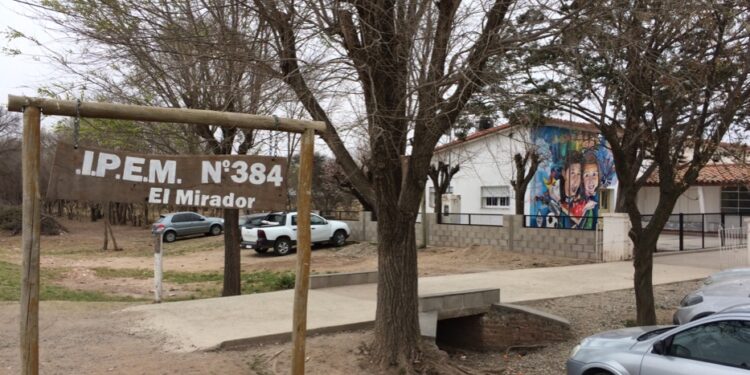 Ulises Bustos lamenta haber tenido que dejar de estudiar en un colegio rural cerrado por la pandemia: “Encontré un trabajo y fui detrás de el”