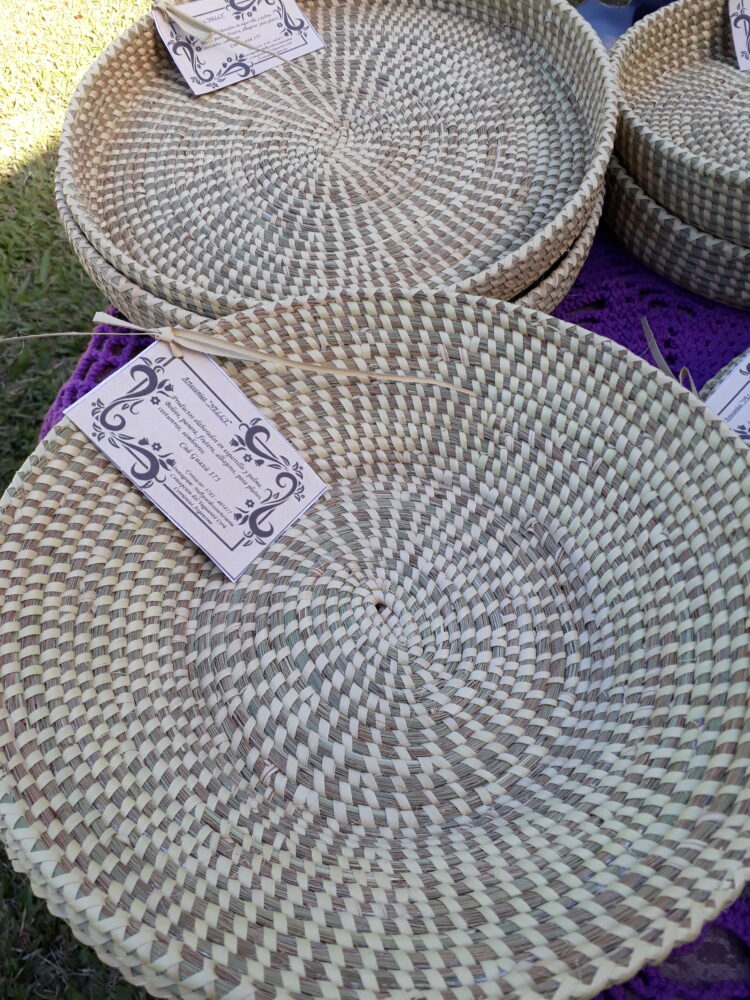 Nelly Cardozo “cose” el espartillo y la palma en Iberá: “Tengo la memoria en los dedos”