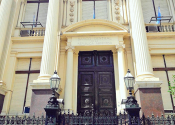 Crónicas robadas: El gobierno quita más dinero a los ciudadanos y empresas mediante la manipulación del tipo de cambio que por las retenciones