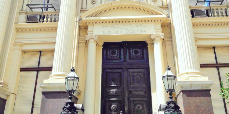 Crónicas robadas: El gobierno quita más dinero a los ciudadanos y empresas mediante la manipulación del tipo de cambio que por las retenciones