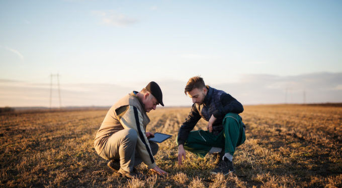 Lanzan un documento que ayuda a evitar confusiones (que pueden costar caras) entre familia y empresa agropecuaria