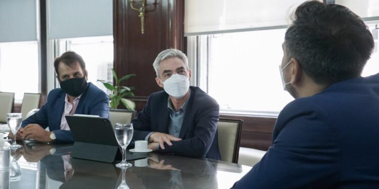 Crearon un “observatorio” para velar por la “transparencia e integridad” en el proceso de licitación del servicio de dragado de la Hidrovía