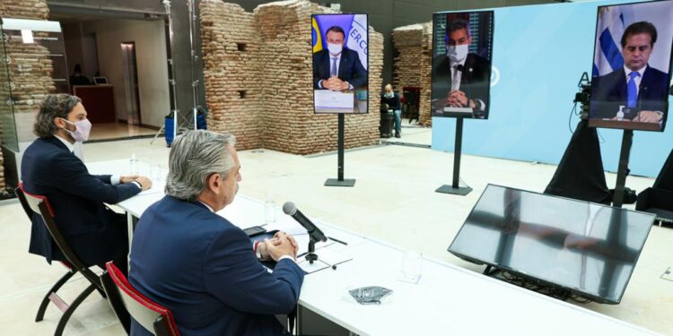 Uruguay, Brasil y Paraguay quieren “flexibilizar” el Mercosur para desembarazarse de la Argentina: Alberto deslizó que el país podría abandonar el bloque