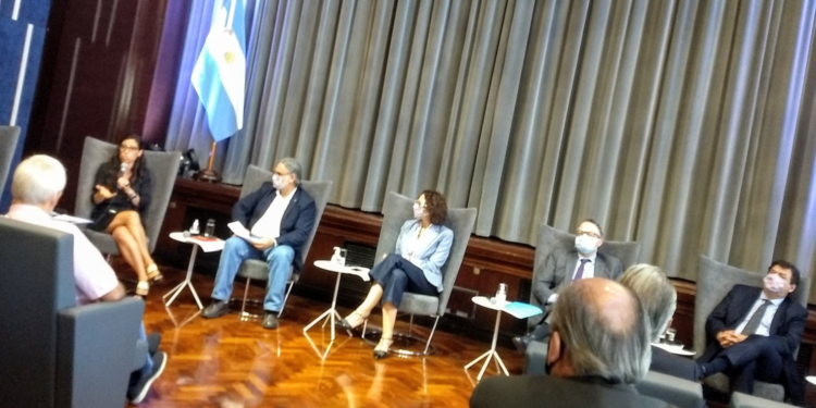 Educando al gobernante: Casafe y Ciafa se reunieron con funcionarios del Poder Ejecutivo para explicarles que los agroinsumos son productos dolarizados