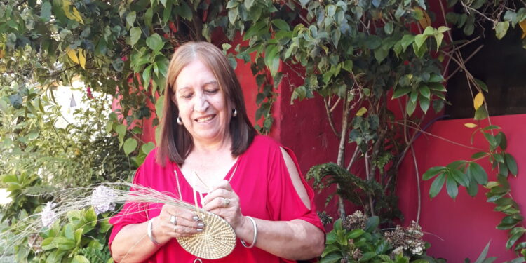 Nelly Cardozo “cose” el espartillo y la palma en Iberá: “Tengo la memoria en los dedos”