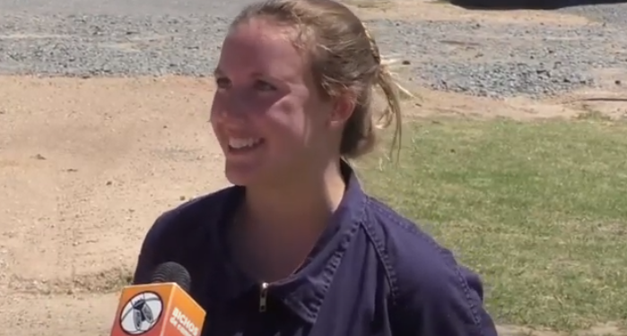 ¿Cómo funciona un biodigestor? Estudiante de ingeniería, Ornela Lacelli supervisa el proceso que transforma desechos animales en electricidad