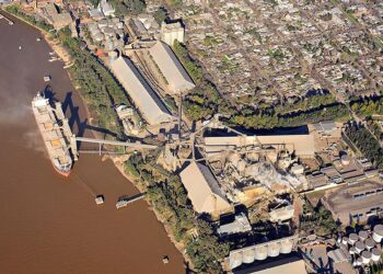 Alerta logística: un bloqueo de trabajadores despedidos de Buyatti impide el normal ingreso de camiones a terminales de Puerto General San Martín