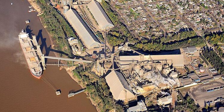 Alerta logística: un bloqueo de trabajadores despedidos de Buyatti impide el normal ingreso de camiones a terminales de Puerto General San Martín