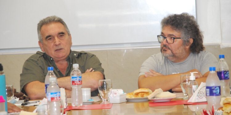 Aceiteros y empleados del complejo portuario se unen para pedir al “Estado que intervenga con determinación y medidas concretas”