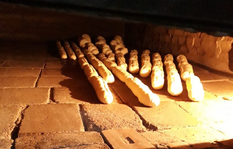 Aromas y secretos de  madrugada en una panadería de horno a leña del partido de Pellegrini