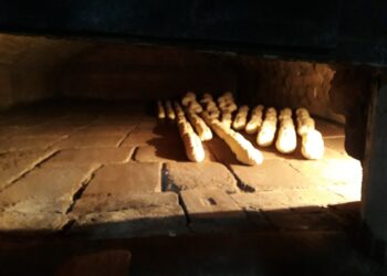 Aromas y secretos de  madrugada en una panadería de horno a leña del partido de Pellegrini