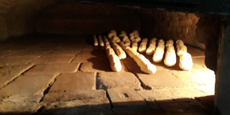 Aromas y secretos de  madrugada en una panadería de horno a leña del partido de Pellegrini