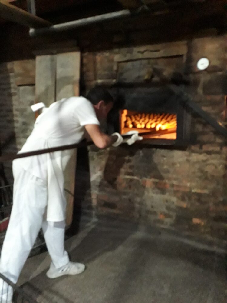 Aromas y secretos de  madrugada en una panadería de horno a leña del partido de Pellegrini