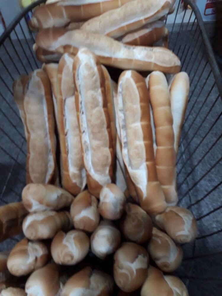 Aromas y secretos de  madrugada en una panadería de horno a leña del partido de Pellegrini