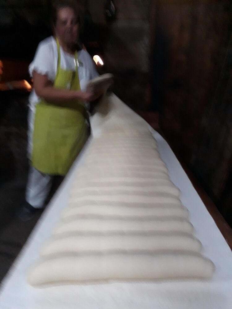 Aromas y secretos de  madrugada en una panadería de horno a leña del partido de Pellegrini