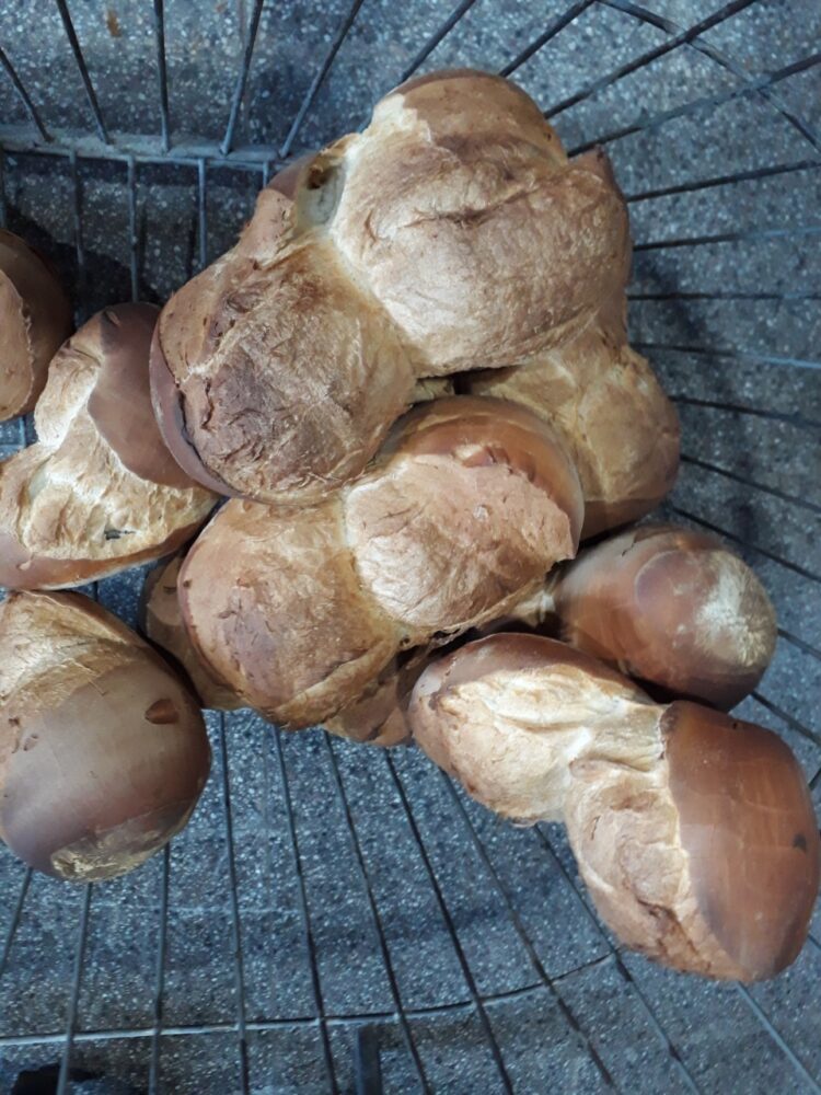 Aromas y secretos de  madrugada en una panadería de horno a leña del partido de Pellegrini