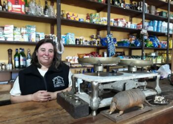 El viejo almacén, la lavanda, los monjes, los Hereford y hasta la máquina de hacer chorizo (seco): En Pablo Acosta, Viviana encontró su modo de vivir el campo