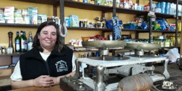 El viejo almacén, la lavanda, los monjes, los Hereford y hasta la máquina de hacer chorizo (seco): En Pablo Acosta, Viviana encontró su modo de vivir el campo