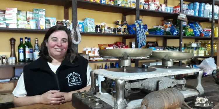 El viejo almacén, la lavanda, los monjes, los Hereford y hasta la máquina de hacer chorizo (seco): En Pablo Acosta, Viviana encontró su modo de vivir el campo