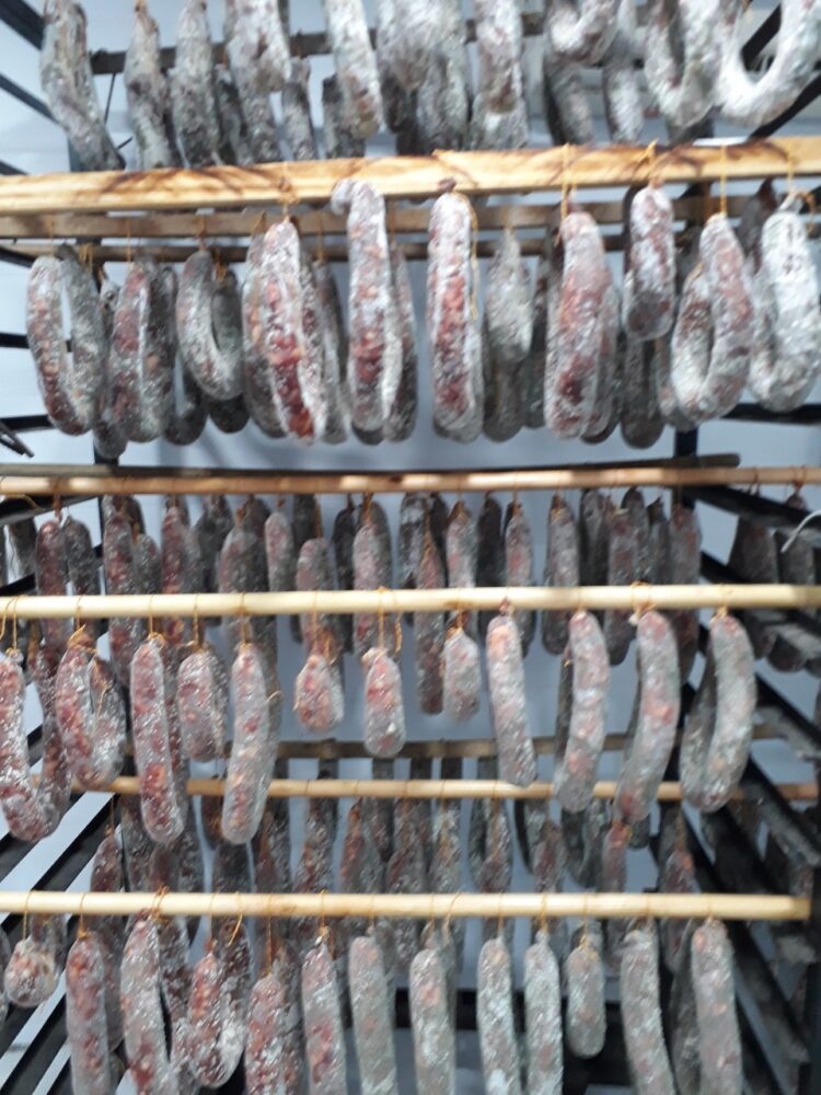 El viejo almacén, la lavanda, los monjes, los Hereford y hasta la máquina de hacer chorizo (seco): En Pablo Acosta, Viviana encontró su modo de vivir el campo