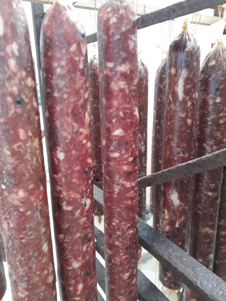 El viejo almacén, la lavanda, los monjes, los Hereford y hasta la máquina de hacer chorizo (seco): En Pablo Acosta, Viviana encontró su modo de vivir el campo