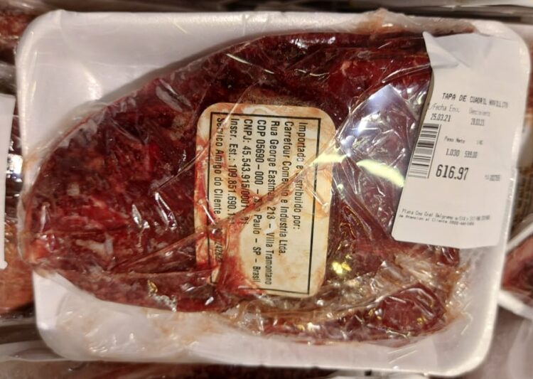 No hay dólares para importar neumáticos, pero las divisas sí aparecen para que ingrese… ¿carne vacuna de Brasil?