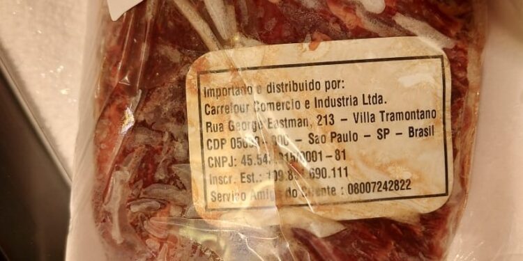 No hay dólares para importar neumáticos, pero las divisas sí aparecen para que ingrese… ¿carne vacuna de Brasil?