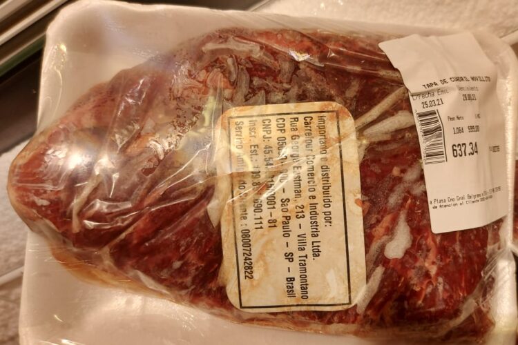 No hay dólares para importar neumáticos, pero las divisas sí aparecen para que ingrese… ¿carne vacuna de Brasil?