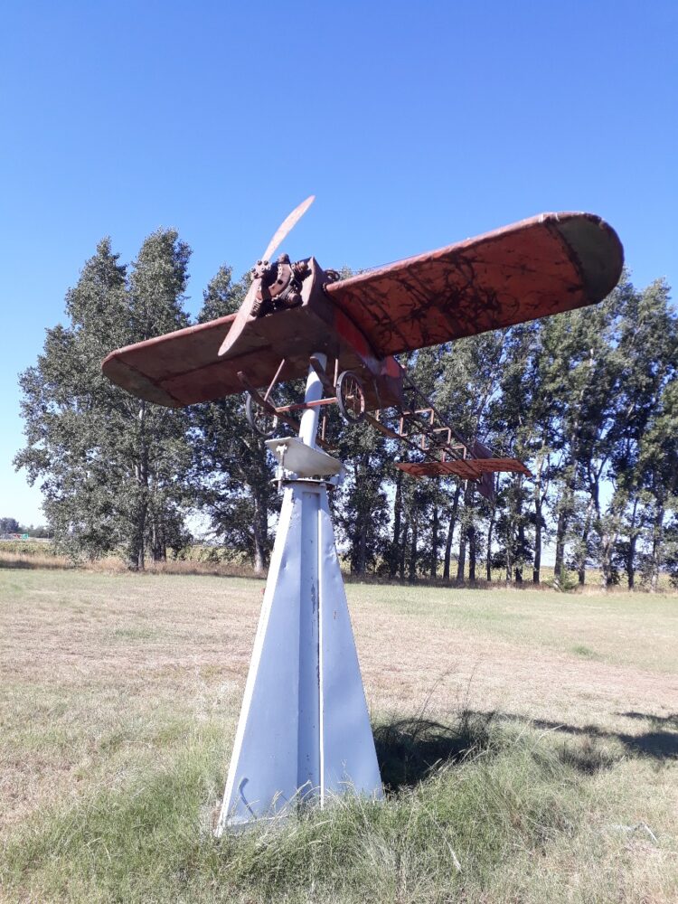 Mary Perretti arregla maquinaria agrícola, es soldadora, artista y también bombero. ¿Quién da más?