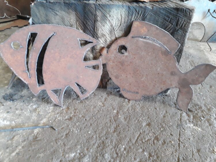 Mary Perretti arregla maquinaria agrícola, es soldadora, artista y también bombero. ¿Quién da más?