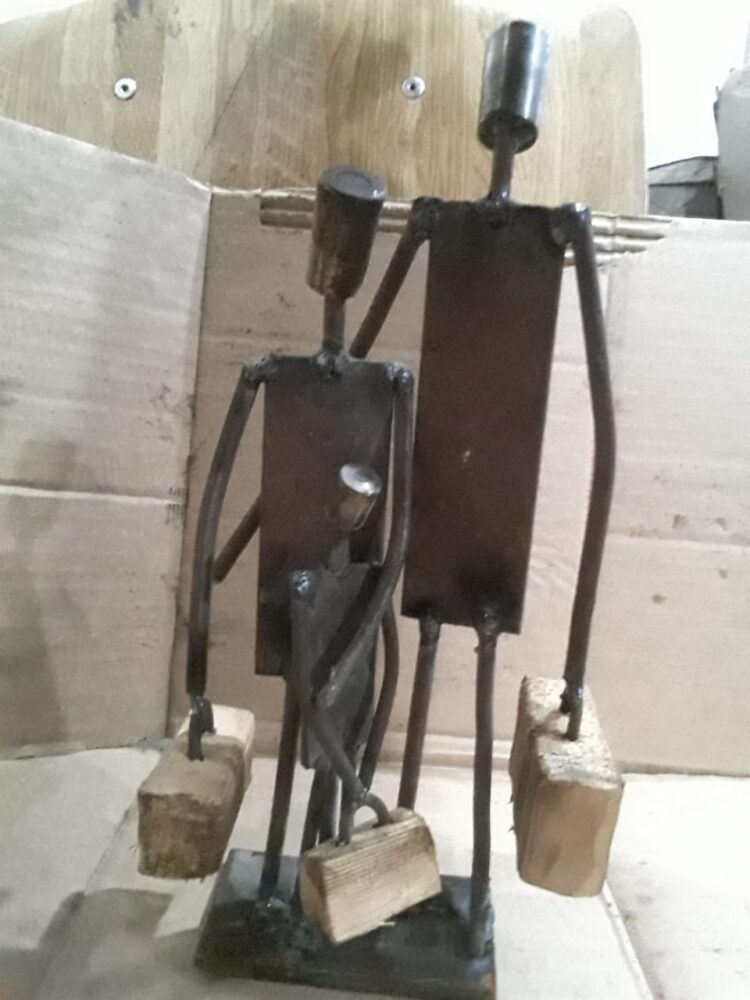 Mary Perretti arregla maquinaria agrícola, es soldadora, artista y también bombero. ¿Quién da más?