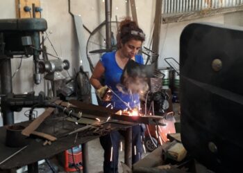 Mary Perretti arregla maquinaria agrícola, es soldadora, artista y también bombero. ¿Quién da más?