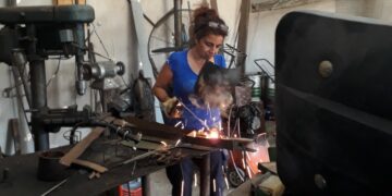 Mary Perretti arregla maquinaria agrícola, es soldadora, artista y también bombero. ¿Quién da más?