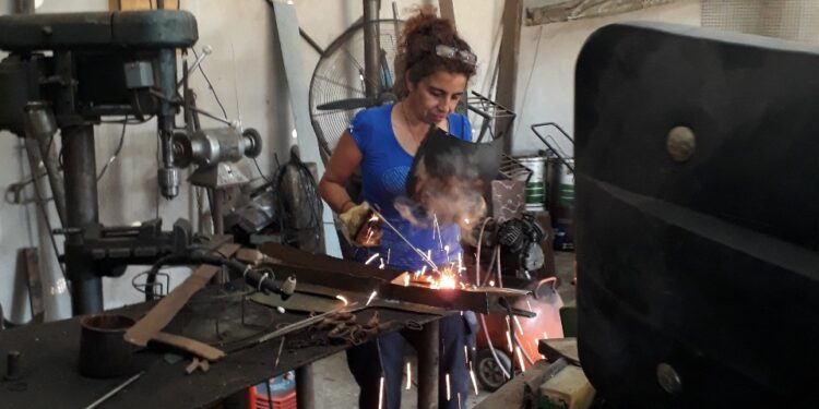 Mary Perretti arregla maquinaria agrícola, es soldadora, artista y también bombero. ¿Quién da más?