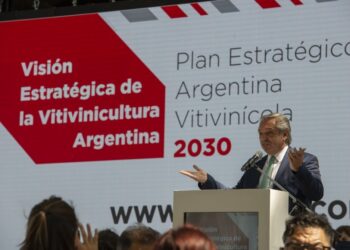 En la Fiesta de la Vendimia, Alberto prometió bajar retenciones a productos industrializados, mientras las bodegas reclamaban su eliminación