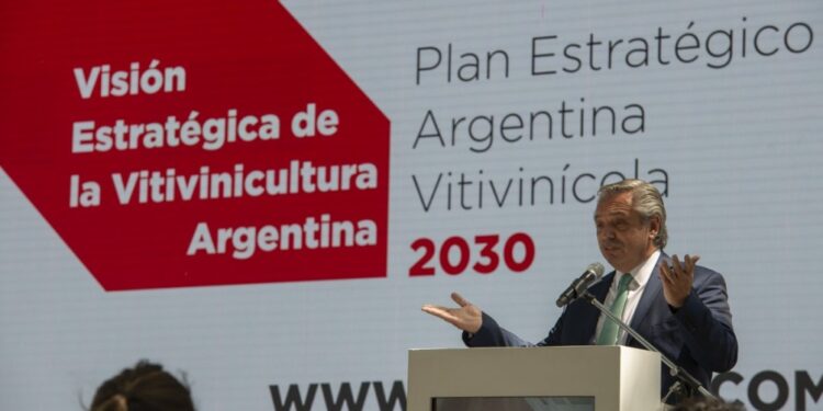 En la Fiesta de la Vendimia, Alberto prometió bajar retenciones a productos industrializados, mientras las bodegas reclamaban su eliminación
