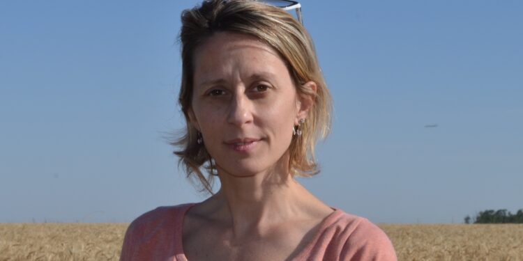 Leticia Mir analiza soja y trigo en el laboratorio del INTA Marcos Juárez y reconoce que en Argentina “falta una cultura que premie la calidad”
