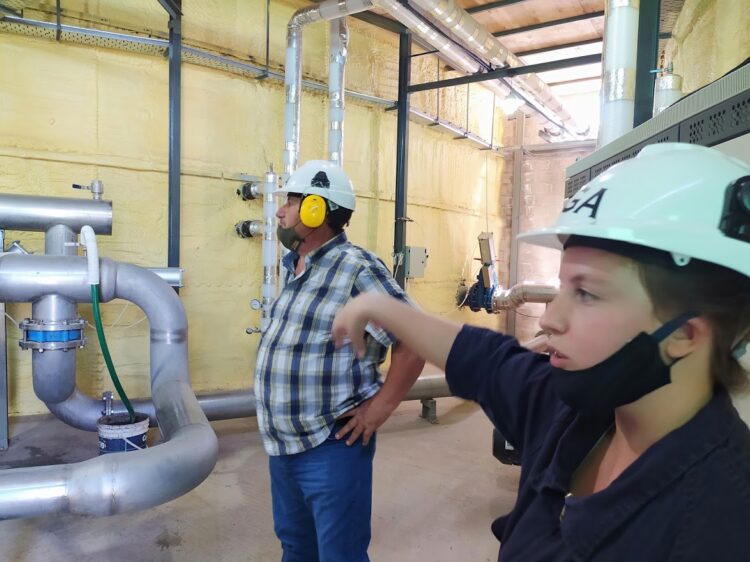 ¿Cómo funciona un biodigestor? Estudiante de ingeniería, Ornela Lacelli supervisa el proceso que transforma desechos animales en electricidad