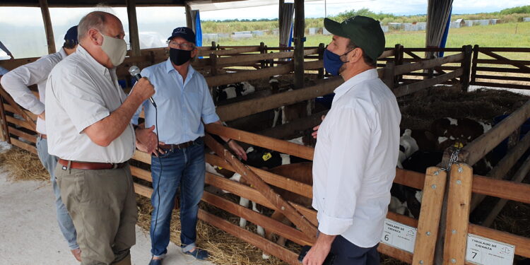 La historia detrás de la foto: Logró una convocatoria inédita de funcionarios porque, además de tambero, es sobre todo un poderoso constructor