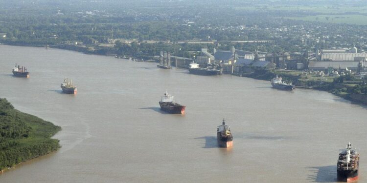 Temores empresarios por la Hidrovía:  Piden que la política no se meta en un negocio de millones de dólares anuales