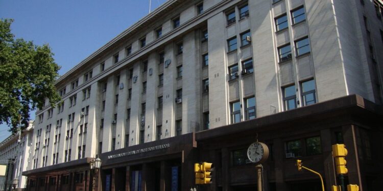 Crece la recaudación de los impuestos al comercio exterior, que son los que aíslan a la Argentina del resto del mundo