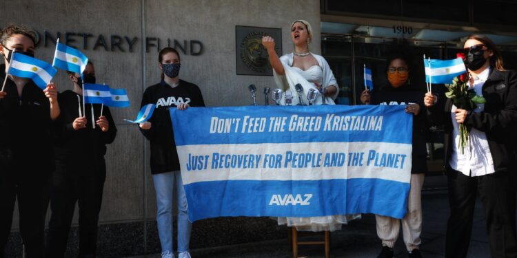 Con esto nos salvamos: “Evita” fue hasta la puerta del FMI para pedir que Argentina pueda cancelar su deuda con superávit ecológico