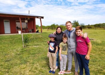 Estando de novios se juraron irse a vivir en el campo: Hoy están limpiando el monte para criar hijos, ovinos, vacas y abejas