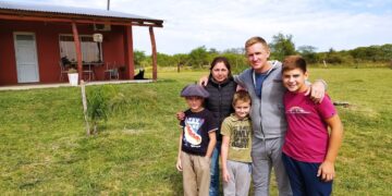 Estando de novios se juraron irse a vivir en el campo: Hoy están limpiando el monte para criar hijos, ovinos, vacas y abejas
