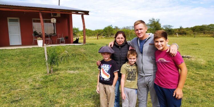 Estando de novios se juraron irse a vivir en el campo: Hoy están limpiando el monte para criar hijos, ovinos, vacas y abejas