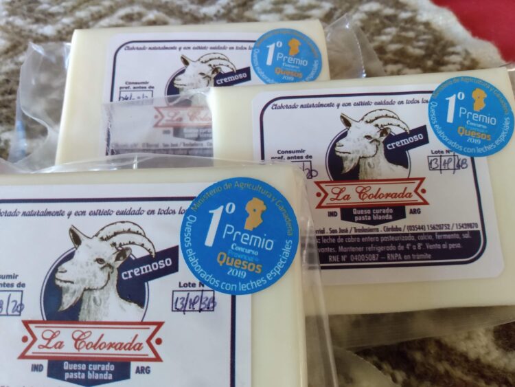 Contame una historia de amor: Después de la crisis de 2001 Valeria y Rafael se fueron a producir orégano al campo, terminaron enamorados de las cabras y haciendo exquisitos quesos