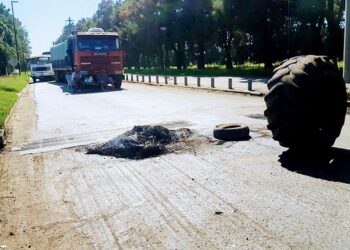 Trabajadores de la quebrada Buyatti volvieron a bloquear los accesos de ADM y Bunge en Puerto General San Martín