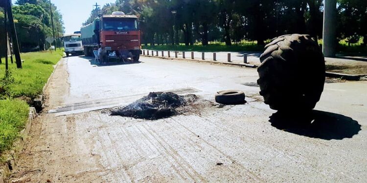 Trabajadores de la quebrada Buyatti volvieron a bloquear los accesos de ADM y Bunge en Puerto General San Martín